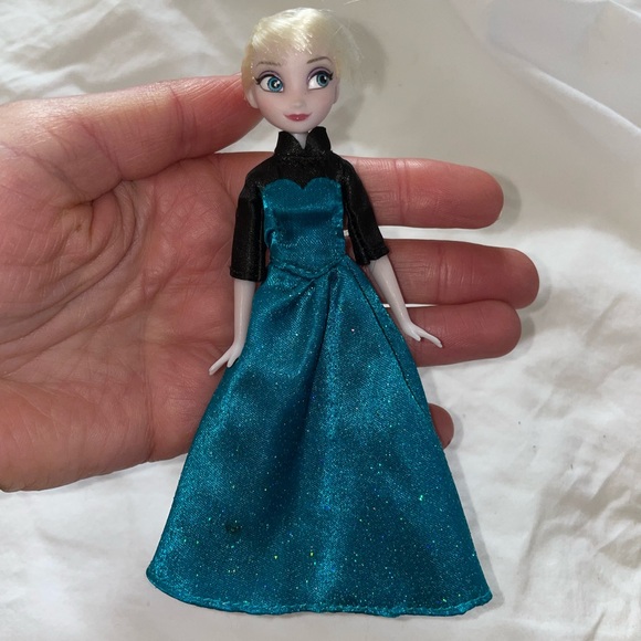 Disney World Theme Park Frozen Elsa And Anna Mini Dolls - Picture 4 of 17